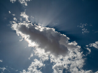Nube ocultando el sol con rayos solares
