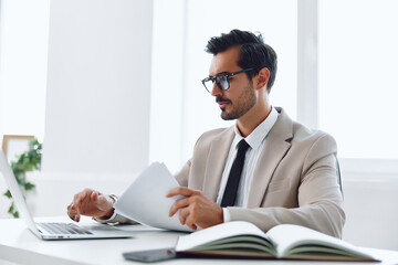 Naklejka premium Office paper holding planning businessman