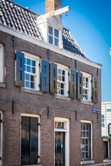 Obraz premium Windows in beautiful white frames against a brick wall