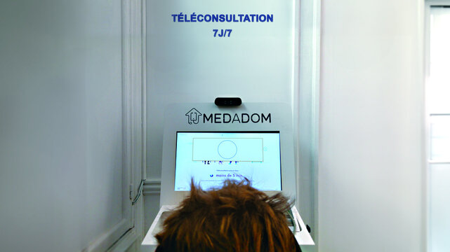 MEDADOM, point of view on a patient connects to a remote appointment at a pharmacy. French: teleconsultation due in 5 minutes. Video onsultation with a doctor on a Medadom terminal.