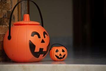 Calabazas de Halloween junto a la puerta de la casa. 