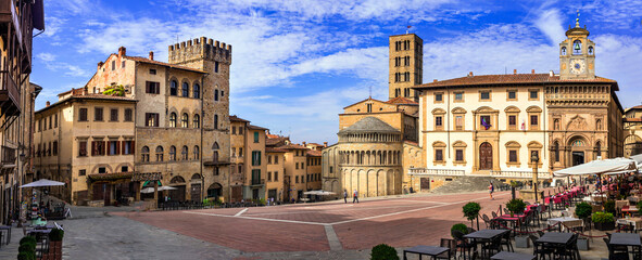 Italy travel and scenic places. Arezzo - beautiful medieval town in Tuscany . Panoramic view of main city scquare - Piazza grande - obrazy, fototapety, plakaty