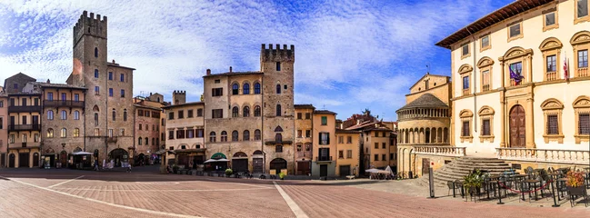 Poster Italy travel and scenic places. Arezzo - beautiful medieval town in Tuscany . Panoramic view of main city scquare - Piazza grande © Freesurf