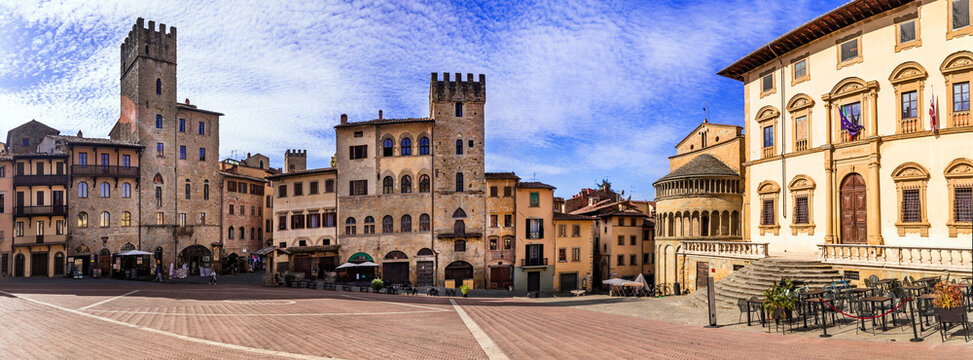 Fototapeta Italy travel and scenic places. Arezzo - beautiful medieval town in Tuscany . Panoramic view of main city scquare - Piazza grande