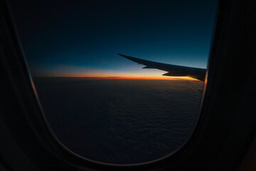 飛行機の窓と夕暮れ