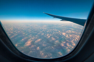 飛行機の窓と朝焼け