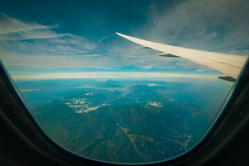 飛行機の窓と富士山