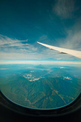飛行機の窓と富士山