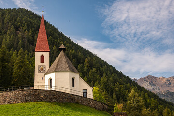 Fototapeta na wymiar Pfarrkirche St. Gertraud im Ultental, Süd Tirol