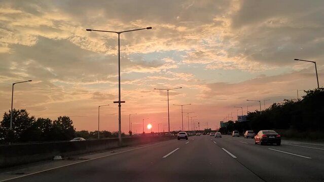 석양을 향해 도로위를 달리는 드라이브 경치