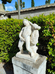 Obraz premium Roman-era statue unearthed amidst the excavations of Herculaneum.
