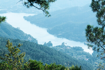 Paisagem verde com rio na montanha