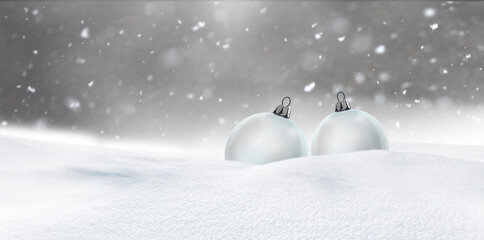 Silberne Weihnachtskugeln im Schnee