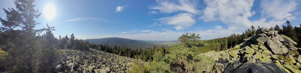 Fototapeta premium Eine Wanderung vom Ochsenkopf über den Haberstein zum Schneeberg im Fichtelgebirge