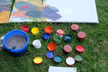 Paints, equipment, paint brushes and paint boards are available for artists to paint on location.