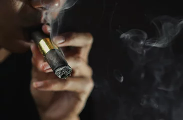 Crédence de cuisine en verre imprimé Havana A man smoking cigar in dark room