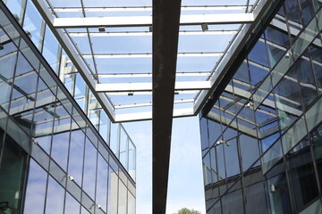 Obraz premium A steel beam between two skyscrapers