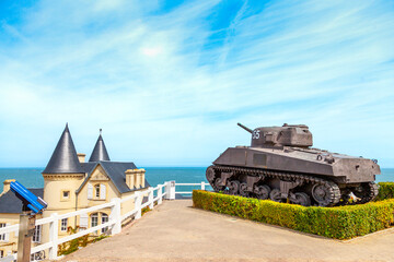 old tank of second world war on the coast of Arromanches in Normandy - obrazy, fototapety, plakaty