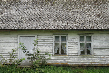 altes hölzernes Haus in ländlicher Gegend