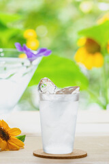 コップの氷と冷えた水