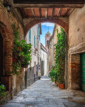 Scenic sight in the small village of Scrofiano, near Sinalunga. Province of Siena, Tuscany, Italy.