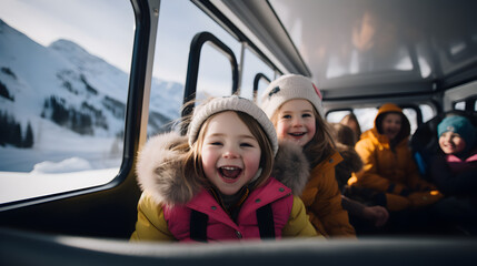 des enfants joyeux dans un bus scolaire pour une classe de neige - obrazy, fototapety, plakaty