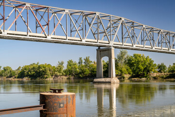 Brownville truss bridge over the Missouri River on U.S. Route 136  from Nemaha County, Nebraska, to Atchison County, Missouri - obrazy, fototapety, plakaty