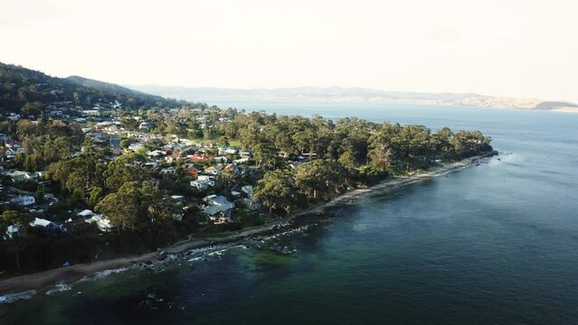 Explore Tasmania's rugged coast, pristine beaches, and wildlife-rich wilderness. Your ultimate travel and holiday destination.