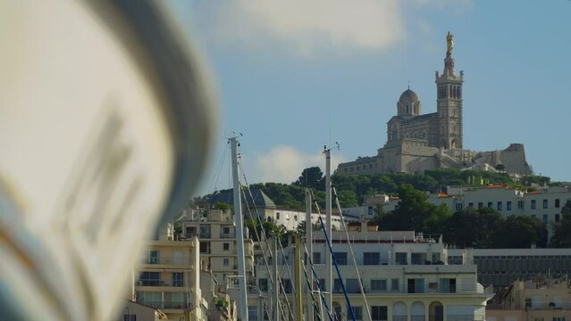 Marseille, vieux port, notre dame de la garde et les bateaux de touristes
