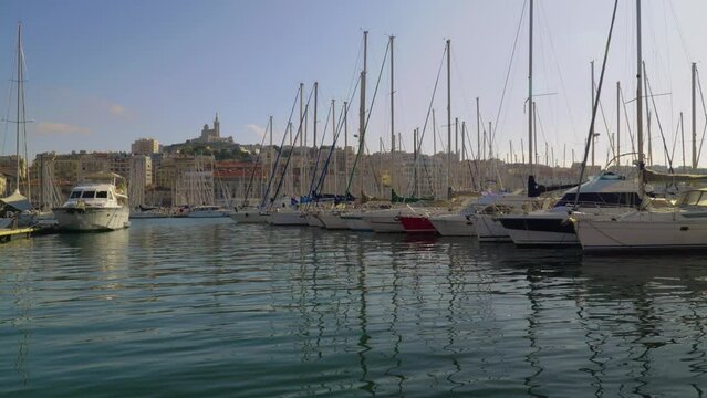 Marseille, vieux port, notre dame de la garde et les bateaux de touristes