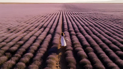 Foto op Plexiglas mujer atravesando campo de lavanda con un vestido blanco © cuperino
