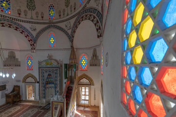 Mostar, Meczet Koski Mehmed Pasha Mosque. Wnętrze meczetu, zdobienia , malowidła, żyrandol, ołtarz witraże, dywany - obrazy, fototapety, plakaty