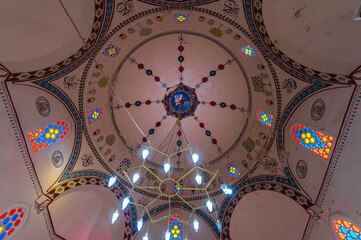 Mostar, Meczet Koski Mehmed Pasha Mosque Wnętrze meczetu, zdobienia , malowidła, żyrandol,...
