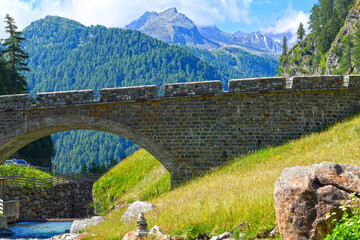 Steinbrücke SS42 auf der Timmelsjochstraße in Südtirol