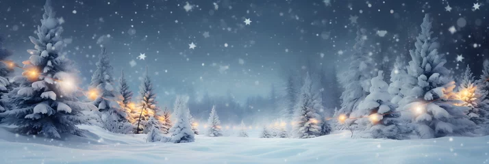 Foto auf Alu-Dibond Weihnachten Hintergrund. Weihnachtsbaum mit Schnee verziert mit Lichterkette, Urlaub festlicher Hintergrund. Widescreen Rahmen Hintergrund. Neujahr Winter Art Design, Weihnachtsszene Breitbild © FJM