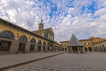 Fototapeta premium historical great mosque in the center of diyarbakir, turkey