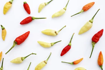 Selbstklebende Fototapete Scharfe Chili-pfeffer Fresh chili peppers on white background