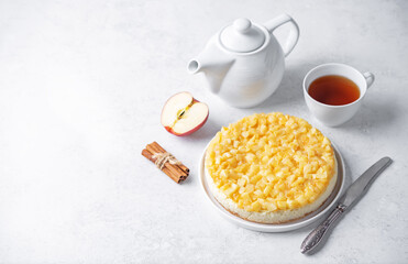Cheesecake with caramelized cinnamon apple slices in a plate