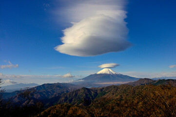 丹沢山地の菰釣山山頂より望む吊るし雲あらわる富士山
 - obrazy, fototapety, plakaty