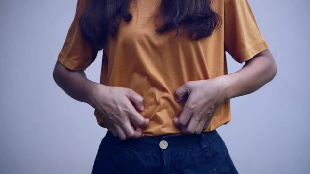 woman has itching in her stomach area