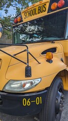 Gelber amerikanischer Schulbus in der Frontansicht 