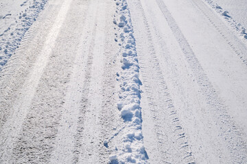雪が残る道路の風景