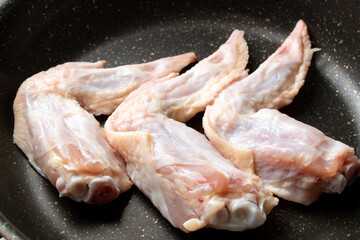 手羽先をフライパンで焼く。
