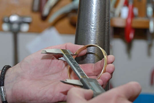 resizing the bracelet - Powered by Adobe