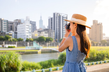 Fototapeta premium Travel woman visit Taipei city use digital camera to take photo