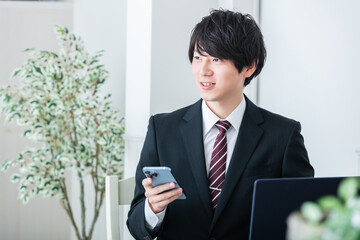 スマートフォンを操作するビジネスマン　Business