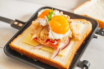 ミニ目玉焼きを乗せたホットサンド作り