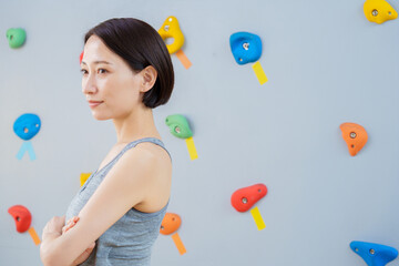 Fototapeta premium ボルダリングをする女性のポートレート