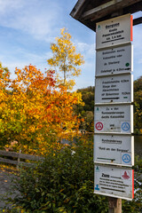 Beschilderung Wanderwege im Harz herbstlich am Bergsee