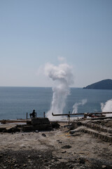 Fototapeta na wymiar 山川製塩工場跡から噴き出す煙